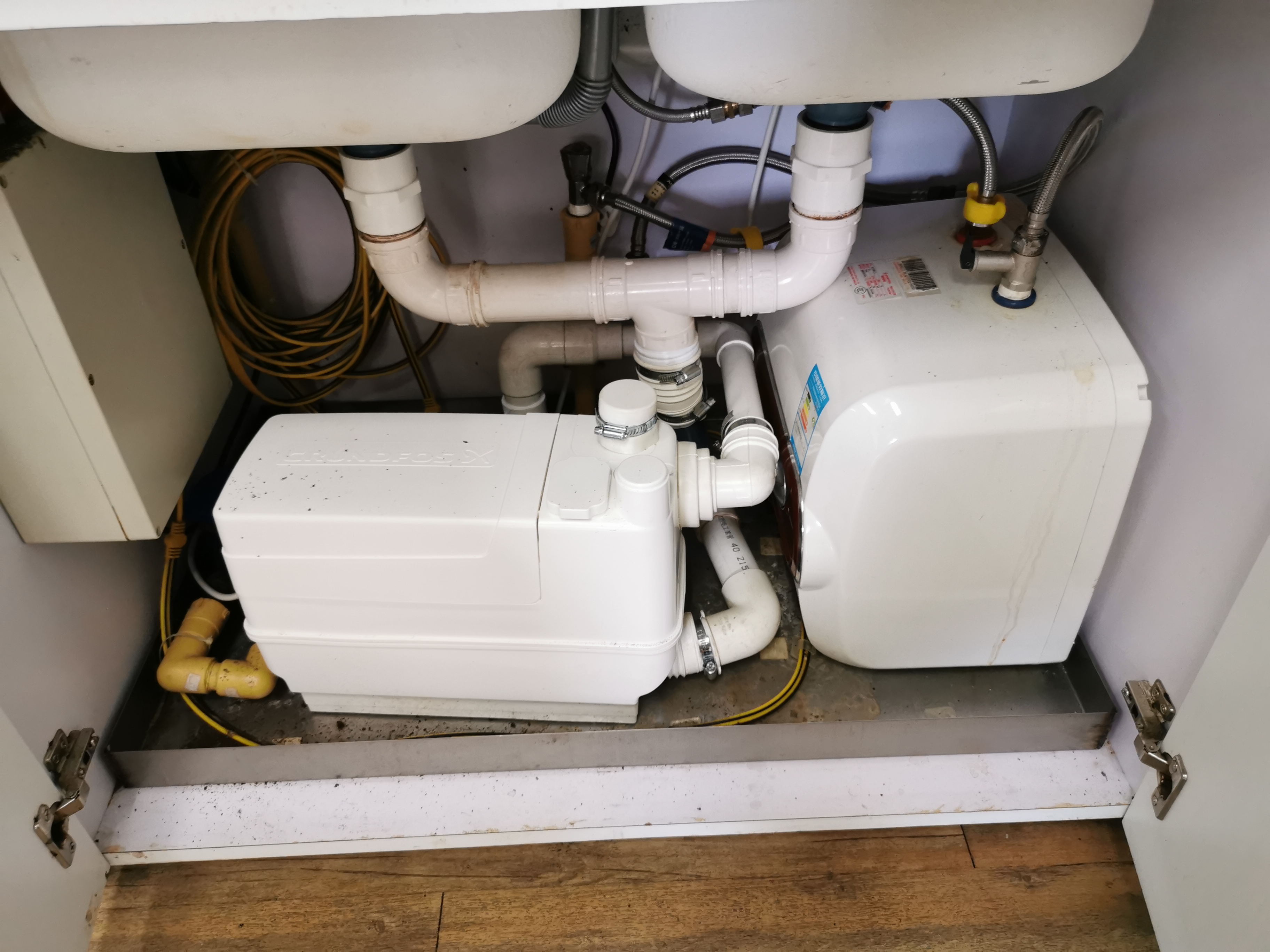 东银中心洗手台污水提升器安装